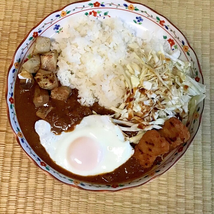 ブリとチキンナゲットと目玉焼きのトッピングカレー。